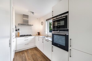 ثلاجة، ميكروويف، فرن، موقد طهي مسطح