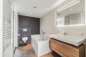 Een douche, een haardroger, handdoeken, zeep
