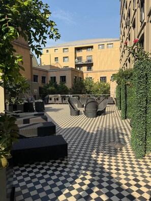 المنطقة المحيطة بالمنشأة