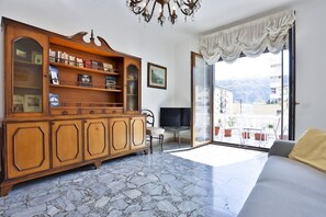 TV - GuestHost - Partenope Stadium House (Naples)