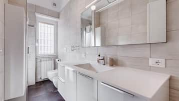 Een douche, een haardroger, een bidet, handdoeken