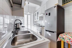 Frigorifero, forno, piano cottura, lavastoviglie