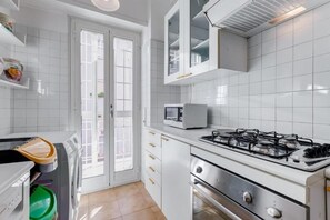 Fridge, oven, stovetop, dishwasher - HYRIA Holiday Home (Roma)