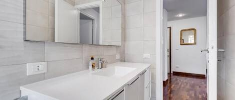 Douche, séchoir à cheveux, bidet, serviettes fournies