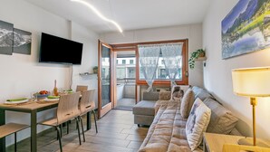 家庭公寓, 1 间卧室, 阳台 (Prestige Eleven In The Center Of Town) | 起居区 | 平板电视