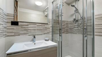 Ducha, secador de pelo, bidet, toallas