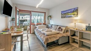 家庭公寓, 1 间卧室, 阳台 (Prestige Eleven In The Center Of Town) | 起居区 | 平板电视