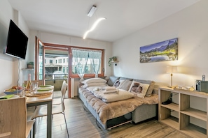 Apartamento família, vários quartos (Prestige Eleven In The Center Of Town) | Área de estar | TV de tela plana 21 polegadas com canais digitais