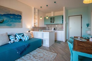 Apartamento Deluxe, vistas al mar | Cocina privada | Microondas, placa de cocina y utensilios de cocina