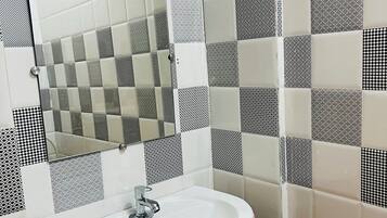 Dusche, Handtücher, Seife, Toilettenpapier