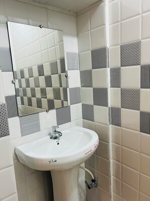 Douche, serviettes fournies, savon, papier toilette