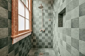 Dusche, Haartrockner, Handtücher, Shampoo