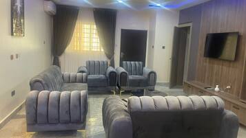 Studio Suite, City View | Living area