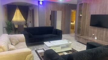 Studio Suite, City View | Living area