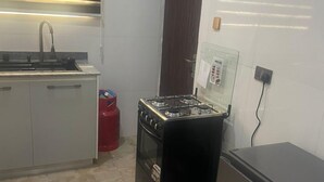 アパートメント シティビュー | 専用キッチン | 小型冷蔵庫、電子レンジ、オーブン、調理器具と食器