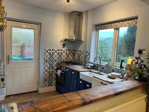 Private kitchen - Cozy 2 Bedroom Home in Hucknall, Perfect for a Relaxing Getaway (Nottingham)