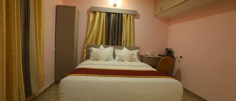 Deluxe-Doppelzimmer, Balkon, Seeblick | Zimmersafe, Schreibtisch, laptopgeeigneter Arbeitsplatz