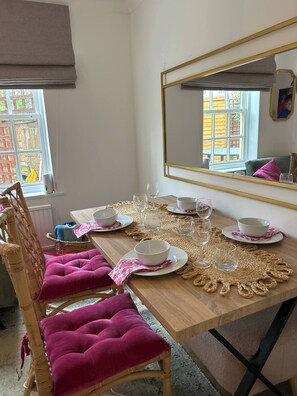 Leilighet, 1 soverom, terrasse | Spisestue