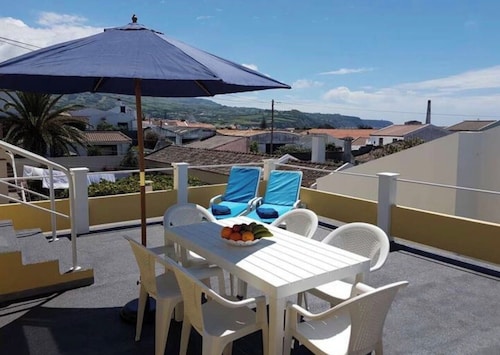 Gloria's House 3 bedrooms in center ofthe village of Lagoa