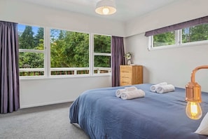 4 bedrooms, iron/ironing board, travel cot, WiFi - Tihi Time - Great Deck, Spa Pool & Games Room (Rotorua)