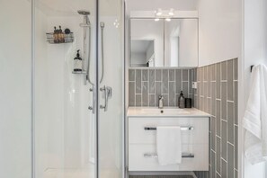 Dusche, Haartrockner, Handtücher