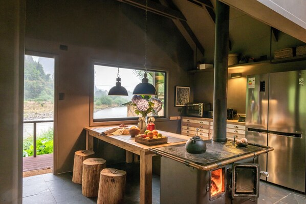 Refrigerador, microondas, cafetera y tetera y tetera eléctrica 