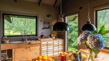 Frigorífic, microones, cafetera i tetera i bullidora elèctrica