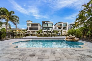 A heated pool - 🌴Private Pool | Canal Front with Stunning Views | Elevator | Cask and Cocoa🌴 (Fort Myers Beach)