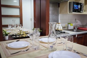 Fridge, microwave, oven, stovetop - HOM l Parking Wifi Doble Hab Calefactor Lastarria (Santiago)