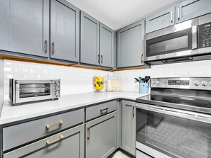 Fridge, microwave, oven, stovetop - 🏖️Endless Gulf Views-Next To Pier Park-Pools-Hot Tubs-Calypso 3-2003 - Sunset Bl (Panama City Beach)
