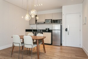 Mikrowelle, Ofen, Wasserkocher mit Kaffee-/Teezubehör