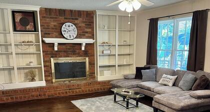Spacious 4-bedroom house in tranquil Memphis with a pool and game room