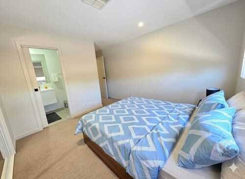 Stylish 2BR Retreat Near UC & Belconnen Mall