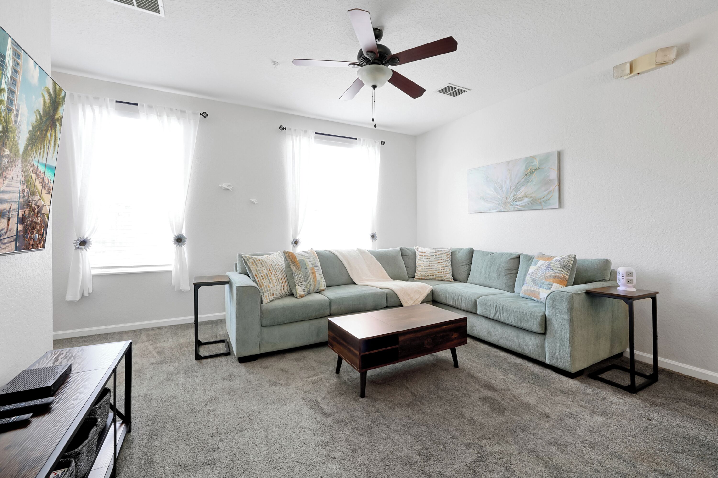 Una televisión, videojuegos, un futbolín