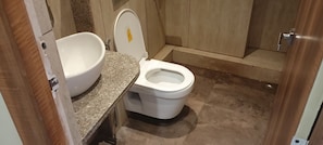 Amenidades de baño gratuitas, jabón, shampoo, papel de baño