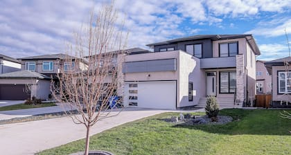 Brand New 2BR Suites + Private entrance with Free parking & washer, dryer & iron