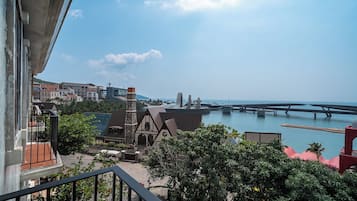 Junior-Doppel- oder -Zweibettzimmer, eingeschränkter Meerblick | Schreibtisch, laptopgeeigneter Arbeitsplatz, Verdunkelungsvorhänge