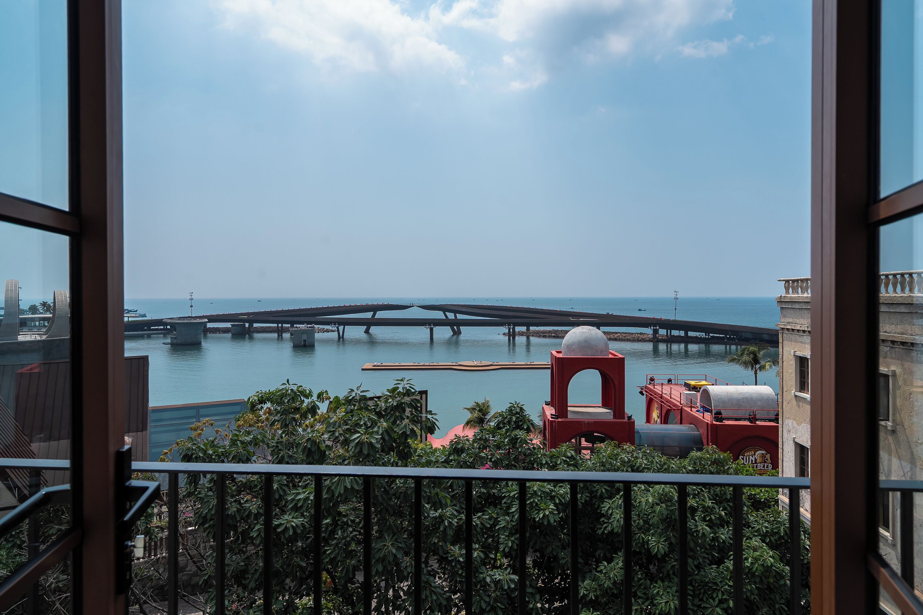 Junior Double or Twin Room, Partial Ocean View | Meja, ruang kerja komputer riba, langsir/tirai gelap terus, kalis bunyi 