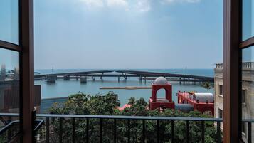 Junior Double or Twin Room, Partial Ocean View | Meja, ruang kerja komputer riba, langsir/tirai gelap terus, kalis bunyi