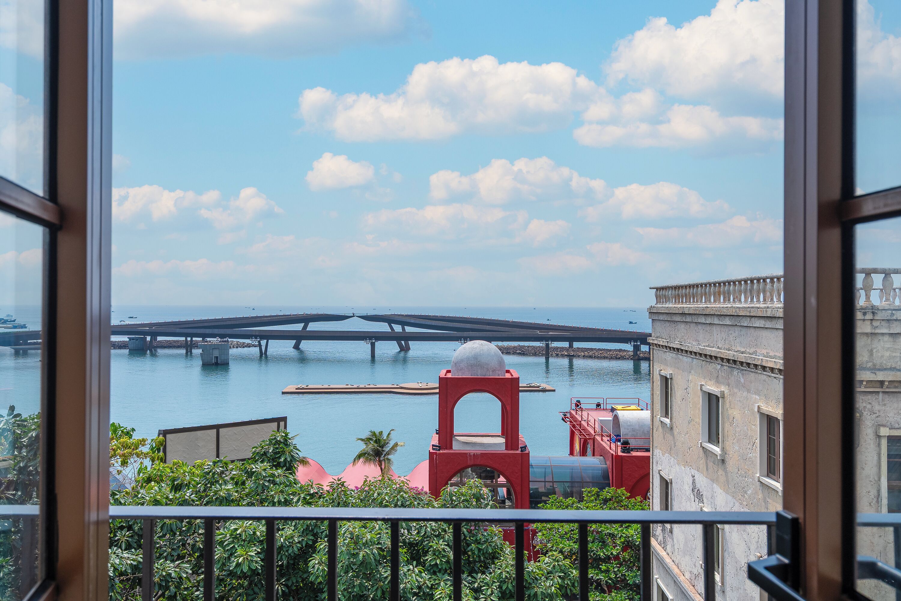 Dobbelt- eller tomannsrom – junior, delvis havutsikt | Skrivebord, skrivebord for bærbar PC, blendingsgardiner og lydisolert