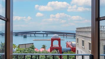 Dobbelt- eller tomannsrom – junior, delvis havutsikt | Skrivebord, skrivebord for bærbar PC, blendingsgardiner og lydisolert