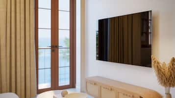Balcony Suite Firework Ocean | Una scrivania, postazione laptop, tende oscuranti, insonorizzazione