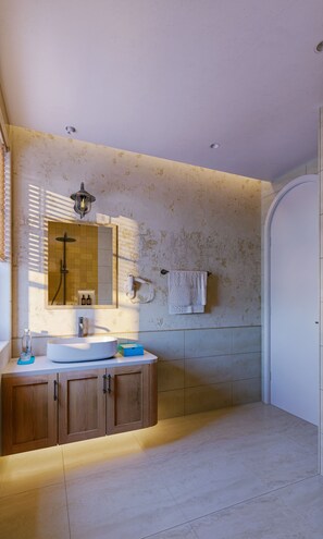 Habitación Deluxe con 1 cama matrimonial o 2 individuales, vista a la ciudad | Baño | Secadora de cabello, pantuflas, toallas, jabón 