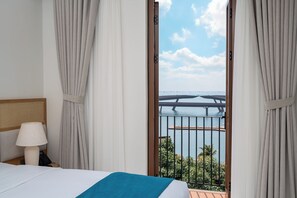 Desk, laptop workspace, blackout drapes, soundproofing - Noska Hotel (Phu Quoc)