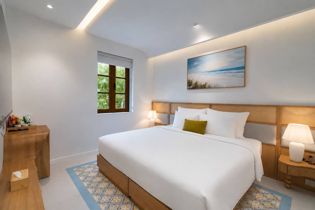 Deluxe City View | Minibar, desk, laptop workspace, blackout drapes