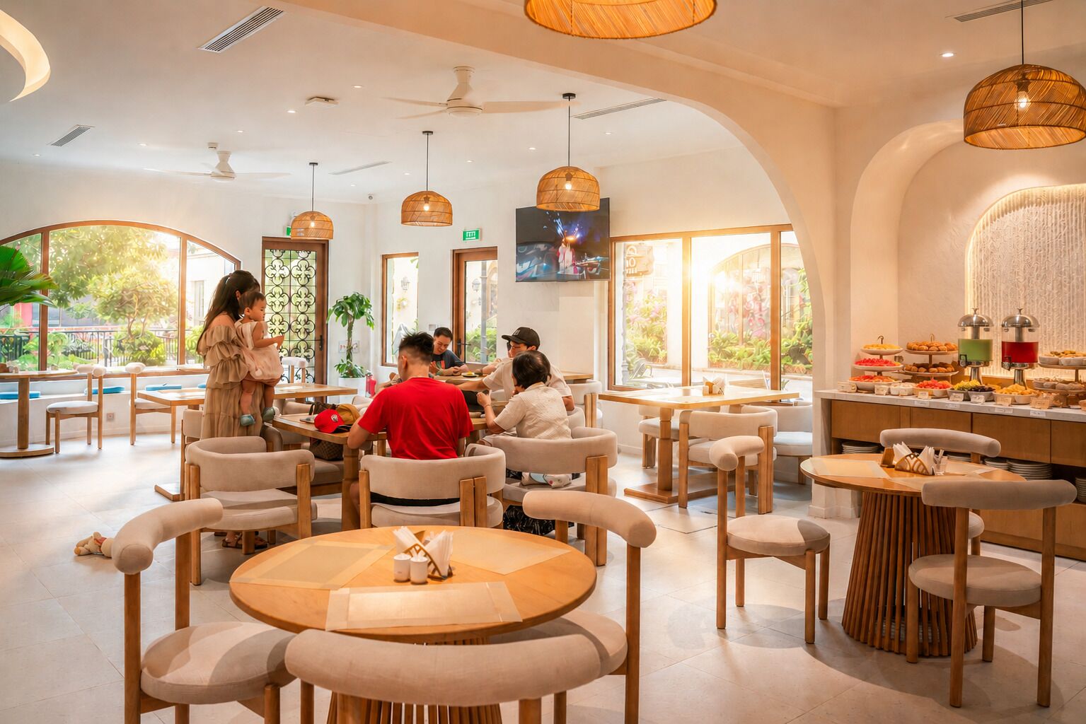 Um restaurante com mesas redondas, cadeiras e uma área de buffet.