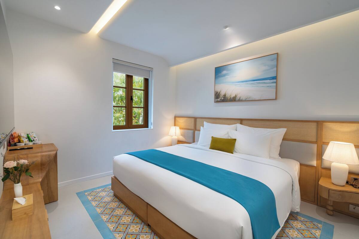 Bureau, espace de travail pour ordinateur portable, rideaux occultants