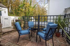 Outdoor dining - Rose Cottage - 2 Bedroom Cottage - Penally (Penally)