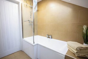 Shower, hair dryer, towels - Rose Cottage - 2 Bedroom Cottage - Penally (Penally)