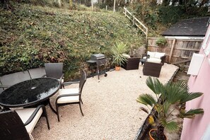 Outdoor dining - Rose Cottage - 2 Bedroom Cottage - Penally (Penally)